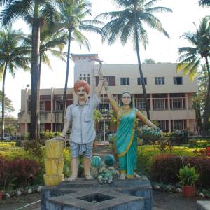 Farmer_Couple_Statue_1_original